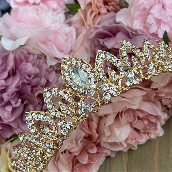 Gorgeous Silver Crystal Teardrop Bridal Tiara - Picture 12 of 16